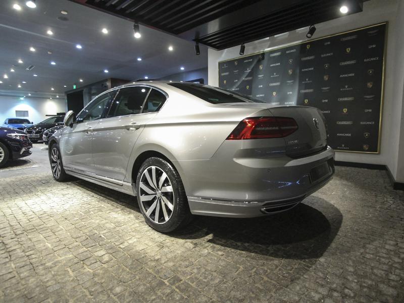 Volkswagen / Passat / 1.6 TDI BlueMotion / R Line / ÖZGEN GALLERY'DEN 2016  162 BİN KM PASSAT 1.6 TDI R LİNE VERONA at  - 1104121198